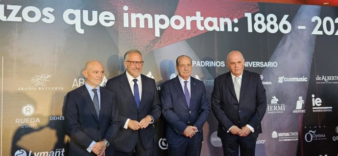 El presidente de la Cámara de Valladolid, Víctor Caramanzana (primero por la izq), junto al vicepresidente primero y consejero de Desregulación, Familia y Ayudas Sociales, Carlos Pollán (segundo por la izq), momentos antes de la gala del 140 aniversario