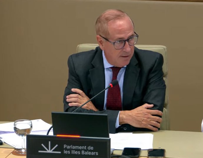 El conseller del Mar y del Ciclo del Agua, Juan Manuel Lafuente, en la comparecencia en el Parlament