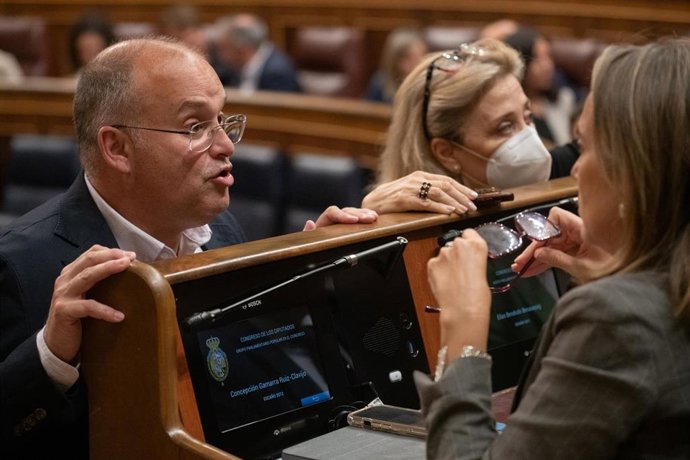 El secretario general del PP, Miguel Tellado, conversa con la vicesecretaria de Regeneración Institucional del PP, Cuca Gamarra, durante una sesión plenaria en el Congreso de los Diputados, a 29 de septiembre de 2026, en Madrid (España).