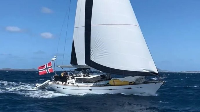 Velero noruego remolcado en Cedeira (A Coruña).