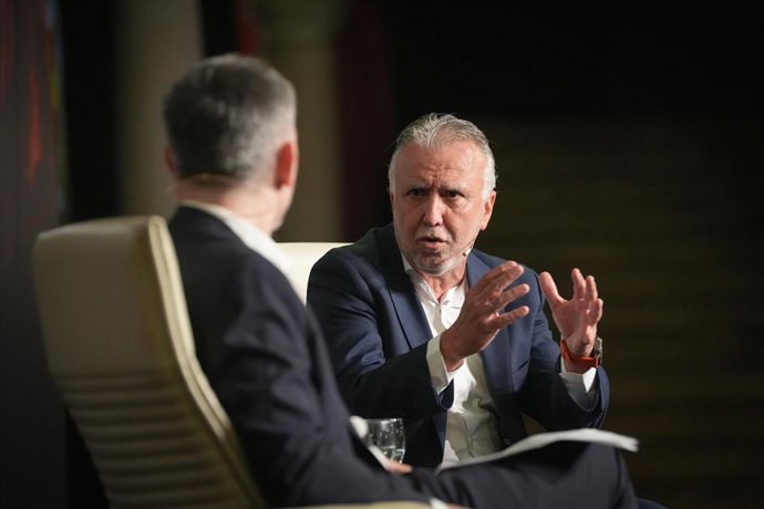 El ministro de Política Territorial y Memoria Democrática, Ángel Víctor Torres (d) junto al director del elDiario.es , Juan Ignacio Escolar (i), participa en un diálogo dentro de la XIII edición del ciclo Letras en Sevilla 
