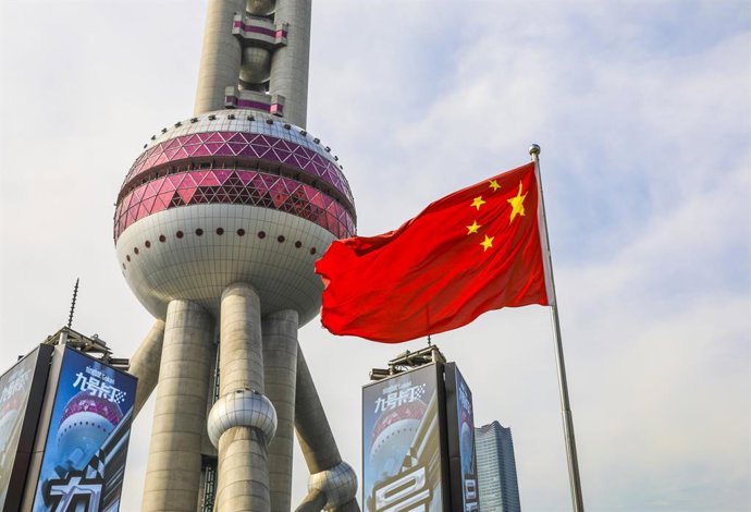 Archivo - Arquivo - 24 de setembro de 2019, Xangai, China: Bandeiras nacionais tremulam tendo como pano de fundo a Torre de Rádio e Televisão Oriental Pearl, em comemoração ao próximo 70º Dia Nacional da República Popular da China, em Xangai, China, em 24