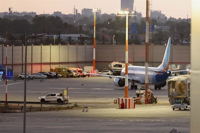 30 de setembro de 2026, Israel, Lod: Um avião da flydubai, transportando passageiros israelenses que anteriormente estavam a bordo de outra aeronave da flydubai que fez um pouso de emergência na Arábia Saudita, está parado na pista após a chegada ao Aerop