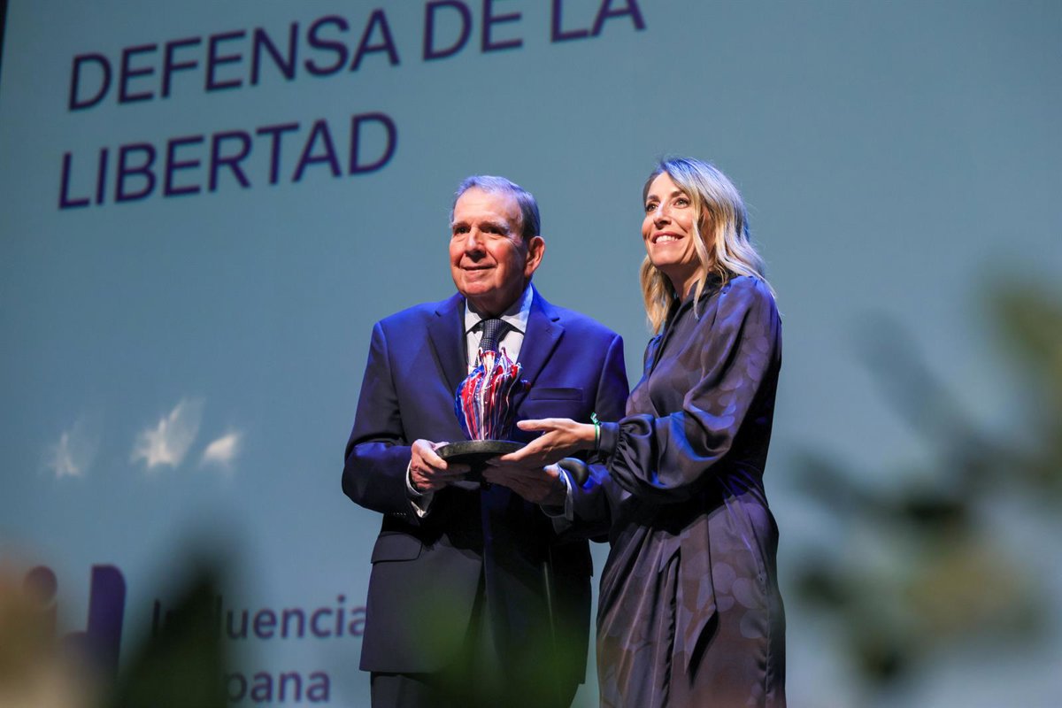 María Guardiola entrega a Edmundo González el Premio Defensa de la Libertad