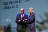 Foto: María Guardiola entrega a Edmundo González el Premio Defensa de la Libertad