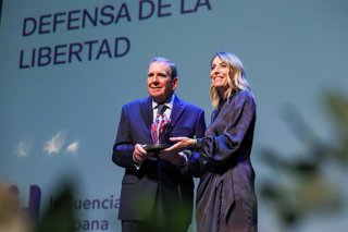 María Guardiola entrega a Edmundo González el Premio Defensa de la Libertad