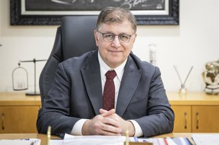 Archivo - IZMIR, July 22, 2025  -- Izmir Mayor Cemil Tugay gives an exclusive interview to Xinhua in Izmir, Trkiye, on July 7,2025. Trkiye's Aegean city of Izmir is pitching itself as a strategic partner for Chinese investors, offering climate-focused