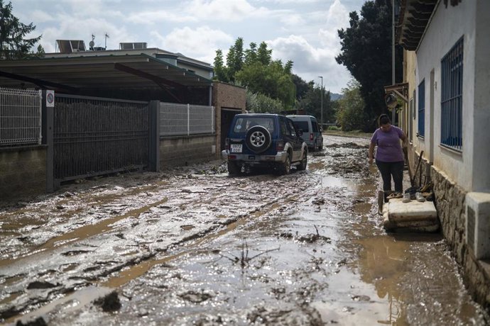 Vecinos limpian el barro acumulado en las calles y casas a causa de las lluvias torrenciales, a 4 de octubre de 2026, en Montornès del Vallès, Barcelona