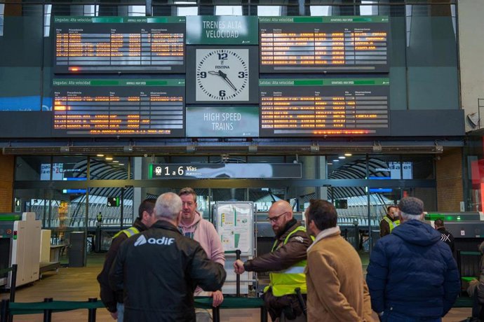 Archivo - Personal de Adif en el vestíbulo de una estación de trenes. Archivo.