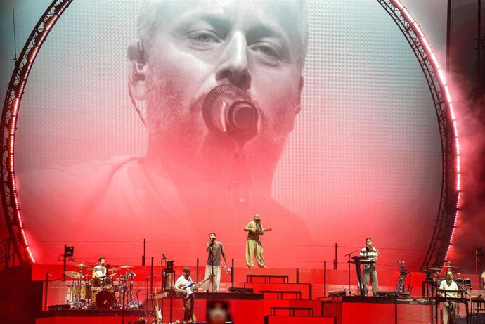 El grupo Oques Grasses durante un concierto en el Estadi Olimpic, a 7 de octubre de 2026, en Barcelona