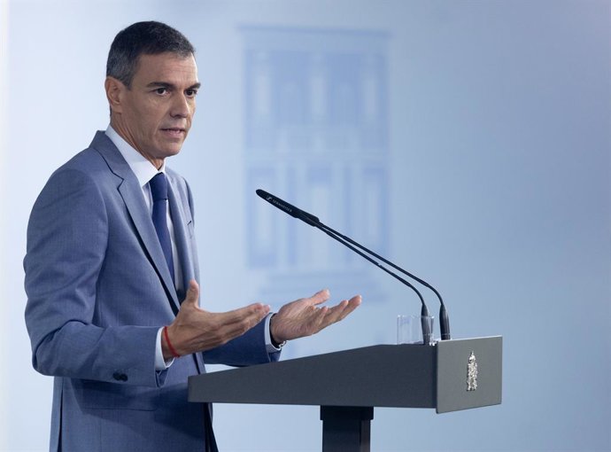 O presidente do Governo, Pedro Sánchez, durante uma coletiva de imprensa após a reunião do Conselho de Ministros, no Palácio da Moncloa, em 6 de outubro de 2026, em Madri (Espanha). O Conselho de Ministros aprovou novamente os decretos sobre habitação, co