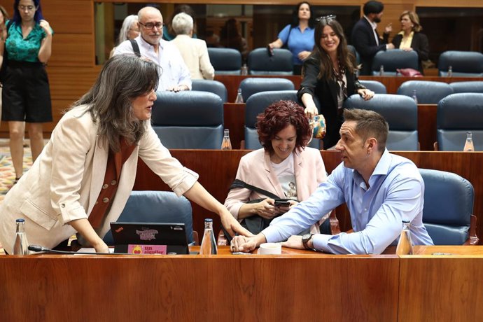 Archivo - Arquivo - A porta-voz do Más Madrid na Assembleia, Manuela Bergerot (à esquerda), e o deputado do Más Madrid, Emilio Delgado (à direita), durante uma sessão plenária na Assembleia de Madri, em 21 de maio de 2026, em Madri (Espanha). A política n