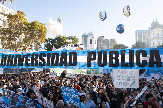 Archivo - Manifestantes durante la marcha federal celebrada en mayo contra los recortes presupuestarios en las universidades.