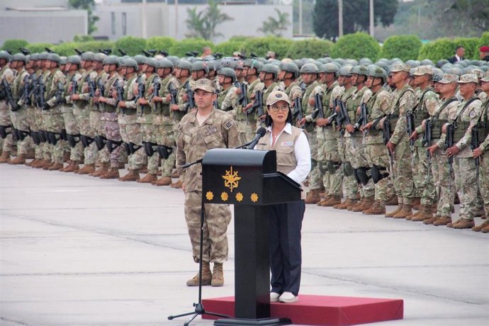 La presidenta de Perú, Keiko Fujimori, en el Cuartel General del Ejército, en Lima, Perú (archivo)