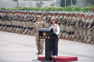 La presidenta de Perú, Keiko Fujimori, en el Cuartel General del Ejército, en Lima, Perú (archivo)
