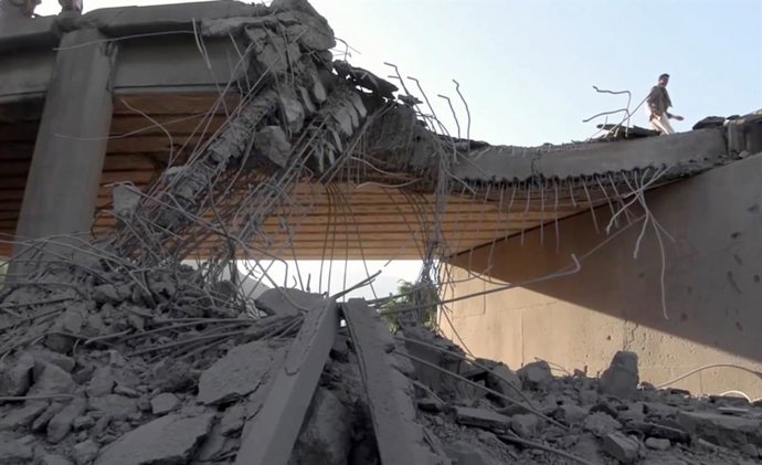 IBB, 27 de setembro de 2026  -- Esta captura de tela de vídeo fornecida pelo Centro de Mídia Houthi mostra uma ponte danificada após um suposto ataque aéreo saudita na província de Ibb, no Iêmen, em 26 de setembro de 2026.   O porta-voz militar houthi do 