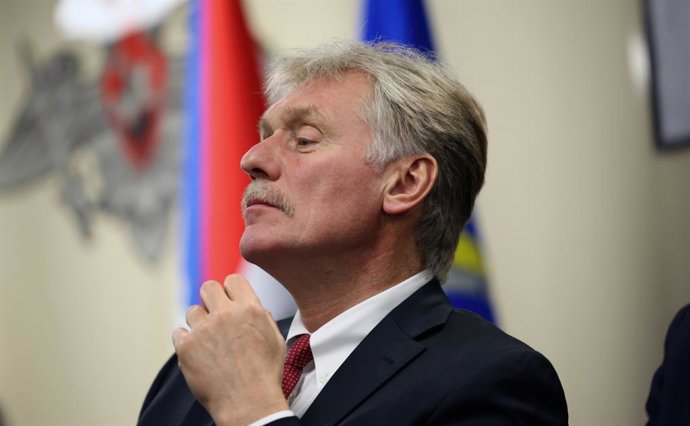 2 de outubro de 2026, Campo de Treinamento de Chebarkulsky, Região de Chelyabinsk, Rússia: O porta-voz do Kremlin, Dmitry Peskov, observa os exercícios estratégicos de comando e estado-maior “Centro-2026”, que envolvem a Força Coletiva de Reação Rápida da
