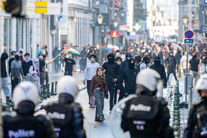 Jovens enfrentam a tropa de choque enquanto estudantes se reúnem em frente a várias escolas em Liège durante um protesto contra as reformas educacionais e os cortes orçamentários, na terça-feira, 6 de outubro de 2026. Ontem, a polícia prendeu 16 pessoas d