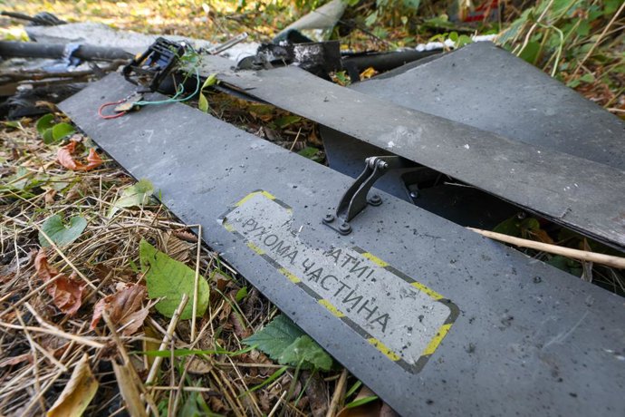 RÚSSIA, DONETSK – 5 DE OUTUBRO DE 2026: Fragmento de um drone é fotografado após um ataque das Forças Armadas da Ucrânia