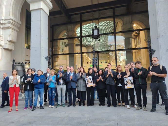 Minuto de silencio convocado por Más Madrid a las puertas de Cibeles en recuerdo de Maricarmen, la mujer de 87 años desahuciada de su casa de Retiro y que ha fallecido este miércoles