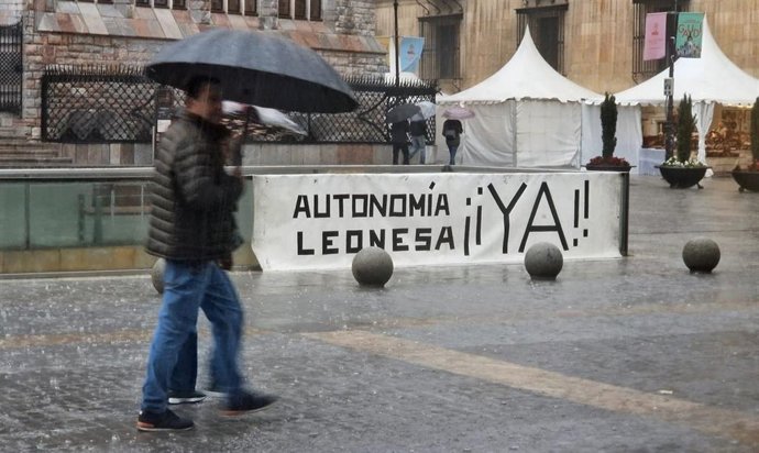 Imagen reciente en el centro de la capital leonesa de una pancarta en la que se reclama la autonomía leonesa.