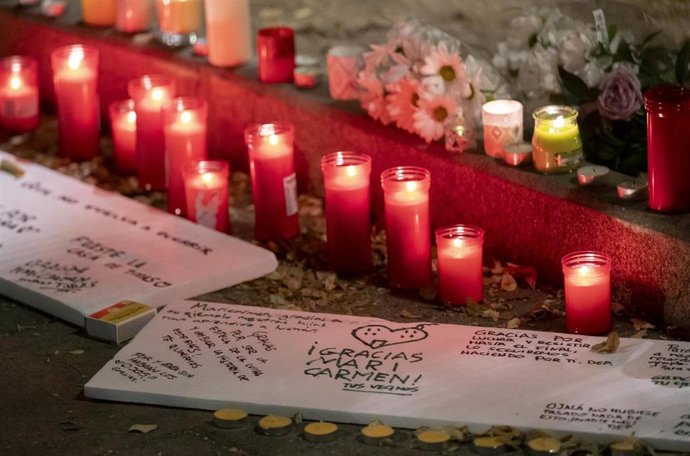 Varias personas dejan velas y mensajes en la vivienda de Maricarmen, a 7 de octubre de 2026, en Madrid (España). Maricamen Abascal, convertida en símbolo de la lucha por la vivienda que ha derivado en la acampada de la Puerta del Sol tras ser desahuciada 