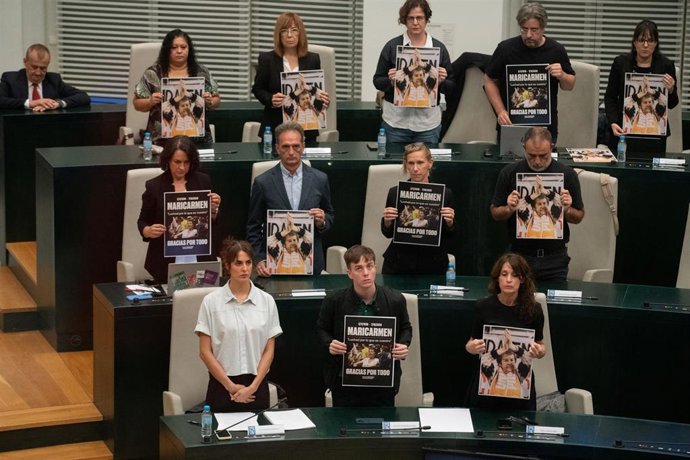La portavoz de Más Madrid en el Ayuntamiento, Rita Maestre (i), y los concejales de Mas Madrid muestran un cartel de Maricarmen durante un Pleno extraordinario en el Palacio de Cibeles, a 8 de octubre de 2026, en Madrid (España). El Ayuntamiento de Madrid