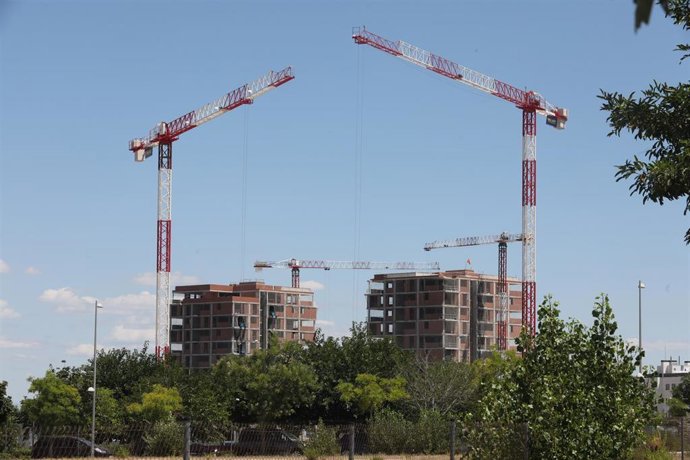 Archivo - Edificio en construcción en Madrid (España), a 6 de julio de 2020. El precio medio de la vivienda terminada (nueva y usada) en España ha descendido un 1,1% desde el inicio del estado de alarma, según el índice general de la estadística Tinsa IMI