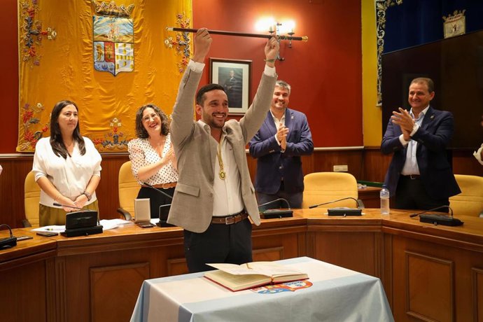 Toma de posesión de Santiago Limón (PSOE) como alcalde de Villanueva del Ariscal