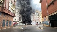 Confinados los vecinos de un edificio de la calle Leopoldo Pardo por un incendio en un taller de coches