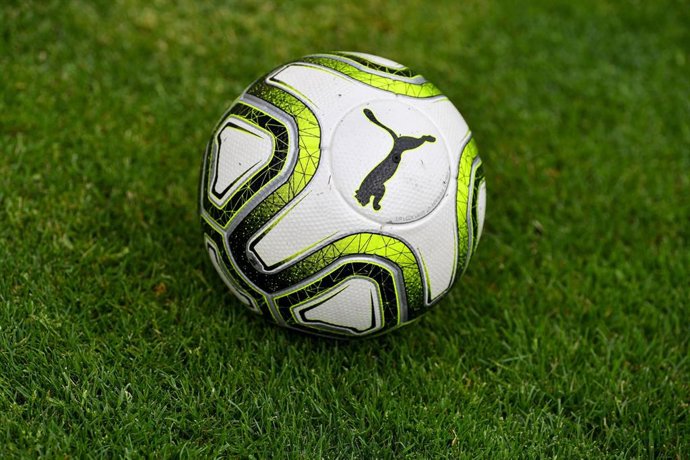 Archivo - FILED - 28 June 2019, Saxony-Anhalt, Halle (Saale): A football of the outfitter Puma lies on the grass in the stadium of the Halleschen FC. Photo: Hendrik Schmidt/dpa-Zentralbild/ZB
