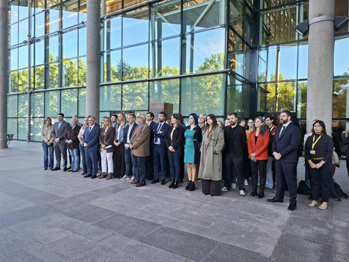 Diputados de Más Madrid y PSOE en la Asamblea de Madrid guardan un minutod de silencio en el patio del Parlamento madrileño en recuerdo de Maricarmen Abascal.