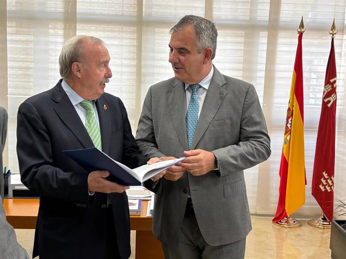 El consejero de Medio Ambiente, Industria, Universidades, Investigación y Mar Menor, Juan María Vázquez, entrega al presidente del Consejo Jurídico de la Región de Murcia el Anteproyecto de Ley de Universidades Públicas (foto de archivo)