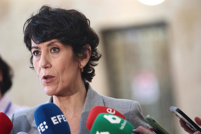 La ministra de Inclusión, Seguridad Social y Migraciones, Elma Saiz, atiende a los medios tras finalizar la primera de las reuniones con las consejeras con competencias en materia migratoria del País Vasco y Castilla-La Mancha, a 1 de octubre de 2026, en 
