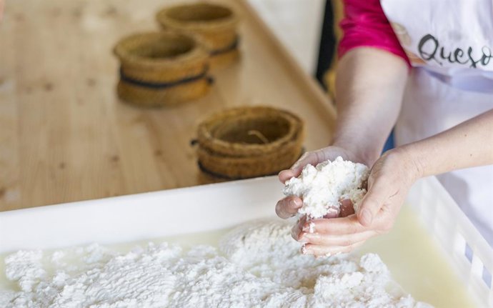 Archivo - Elaboración de una Torta del Casar.