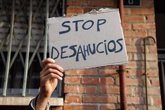 Foto: Paralizado un desahucio en San Blas-Canillejas tras concentrarse decenas de personas frente a la vivienda