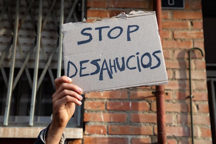 Archivo.- Manifestantes durante el intento de desahucio 