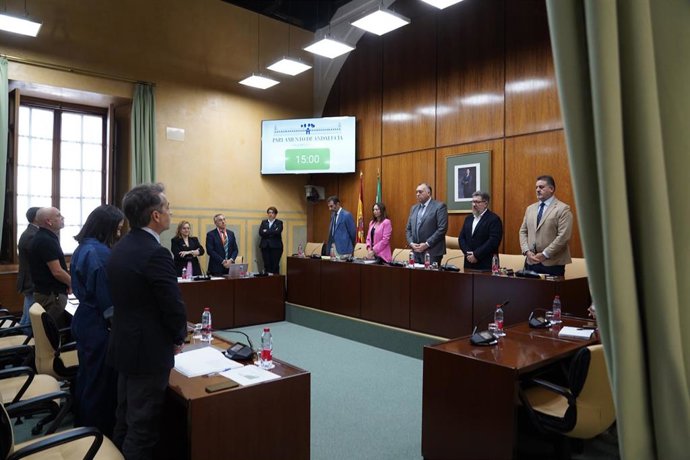 La comisión de Vivienda, Juventud y Ordenación del Territorio del Parlamento andaluz guarda un minuto de silencio en recuerdo de Mari Carmen Abascal.
