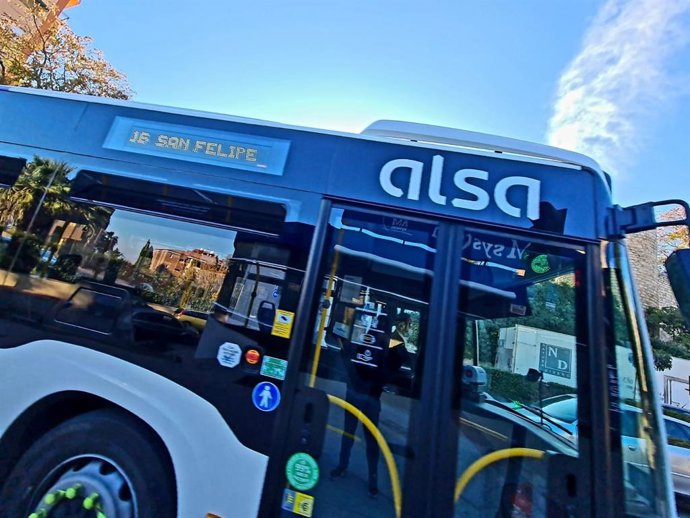 Archivo - Un autobús urbano de Jaén.