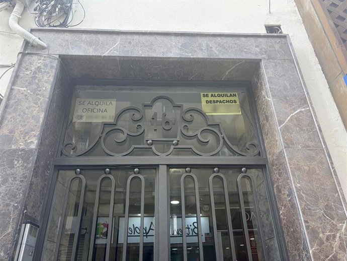 Archivo - Fachada de potal con carteles de alquiler