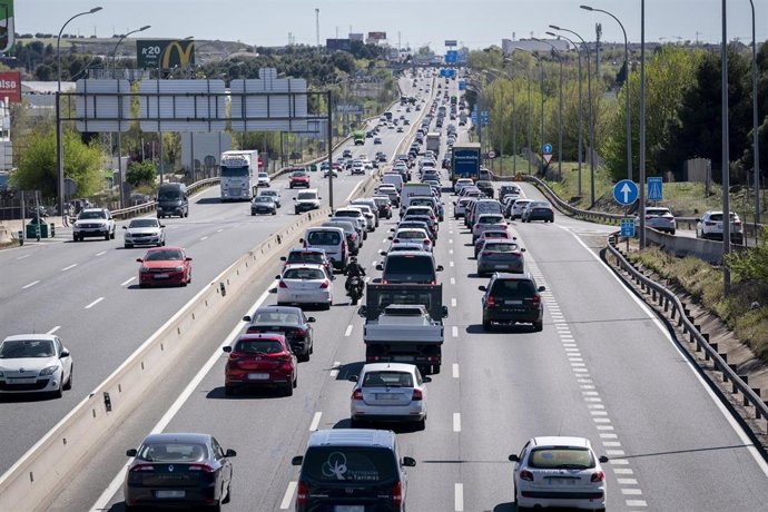 Archivo - Decenas de vehículos durante la segunda operación salida con motivo de la Semana Santa 2026, en la A-4, a 1 de abril  de 2026, en Madrid