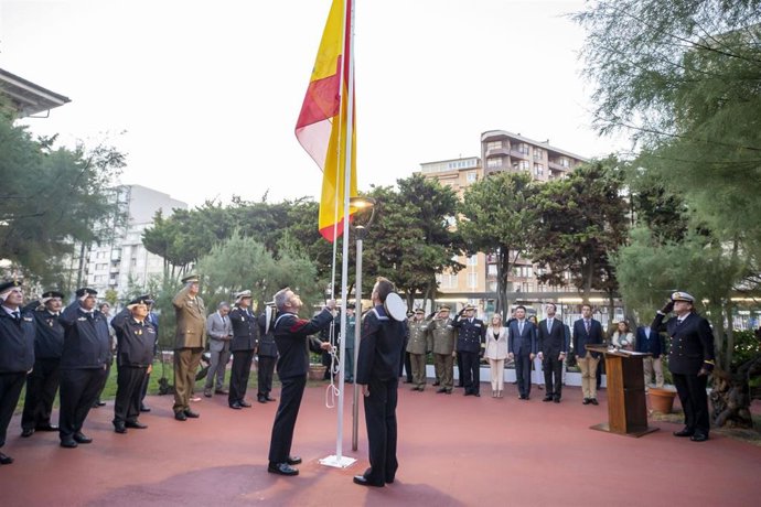 Archivo - Acto solemne de arriado de la bandera con motivo de la Fiesta Nacional en foto de archivo