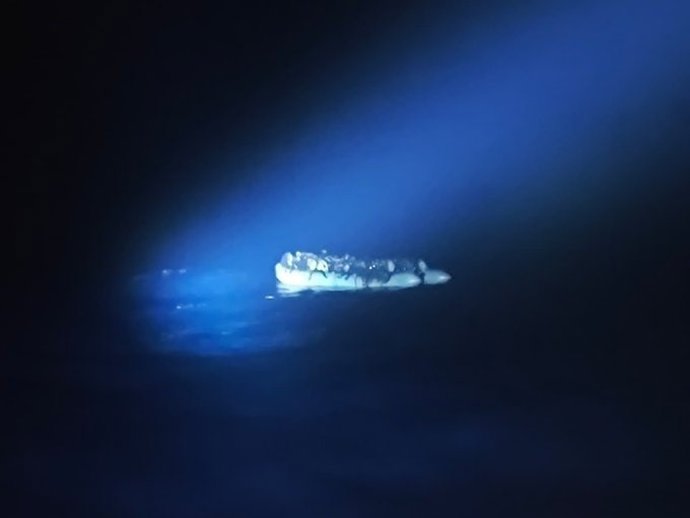 Neumática interceptada por Salvamento Marítimo en aguas cercanas a Lanzarote
