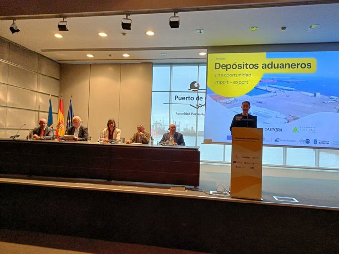 La presidenta de la Autoridad Portuaria de Gijón, Nieves Roqueñí, participa en la inauguración de una jornada sobre depósitos aduaneros organizada por Asata y Casintra en el puerto gijonés.