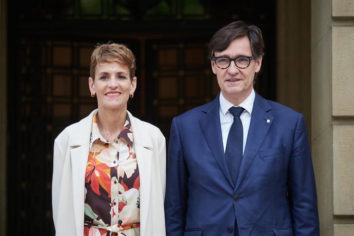 Archivo - El presidente de la Generalitat de Catalunya, Salvador Illa, y la presidenta de Navarra, María Chivite, mantienen un encuentro en el Palacio de Navarra, a 16 de mayo de 2025, en Pamplona, Navarra (España). Durante su visita a la capital navarra,