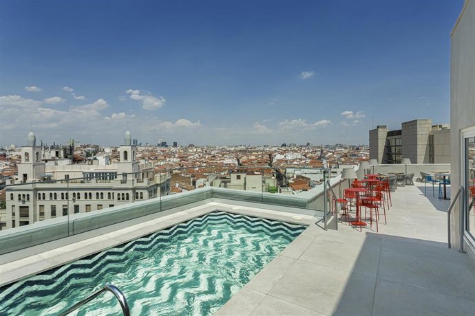 Archivo - Terraza con piscina en el Room Mate Macarena