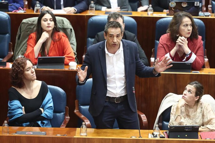 El diputado de Más Madrid en la Asamblea, Emilio Delgado, durante el pleno de la Asamblea de Madrid, a 8 de octubre de 2026, en Madrid (España). La Asamblea de Madrid celebra el primer Pleno desde que el presidente del Gobierno oficializara la convocatori