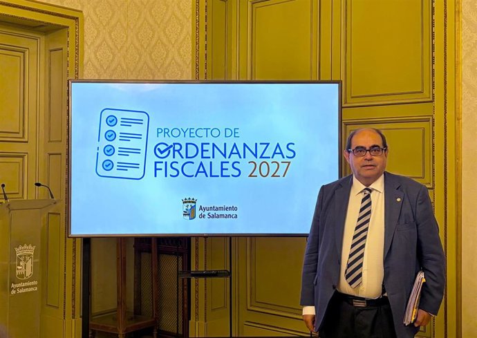 Rodríguez antes de comparecen en la rueda de prensa sobe los impuestos y tasas municipales,