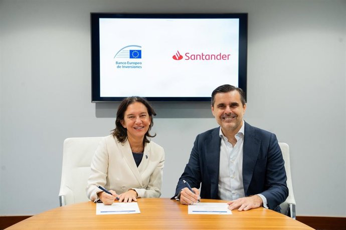 La directora de Instituciones Financieras del Banco Europeo de Inversiones, Gemma Feliciani; y el director global de Banca de Empresas de Santander,  Borja Oyarzabal.