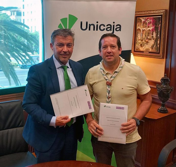 Archivo - El director territorial de Unicaja en Málaga, Francisco Reguera y el presidente de ASDE Scouts de Andalucía, Joaquín Muñoz.